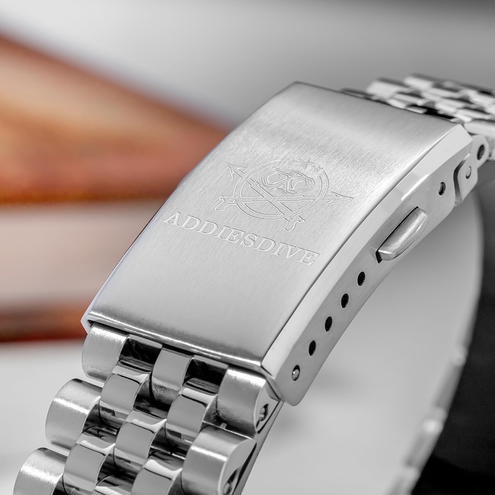 ADDIESDIVE Orologio Analogico da 10.6 mm Sottile con Ghiera Zigrinata, Vetro Zaffiro Luminoso, Impermeabile 100M, Movimento al Quarzo di Lusso