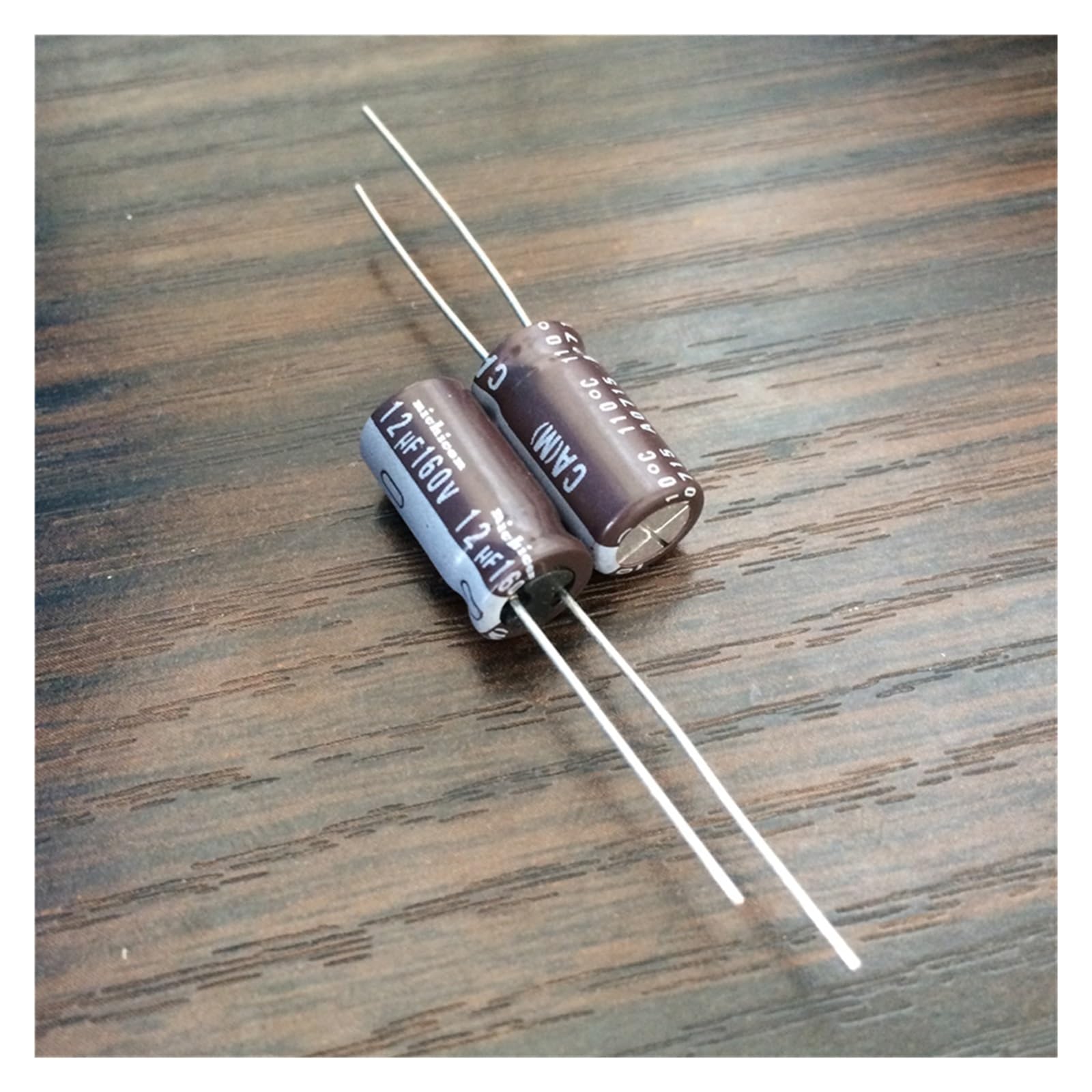 Condensateur 160V12uF pour réparer les pannes d'alimentation électrique et filtrer le courant alternatif