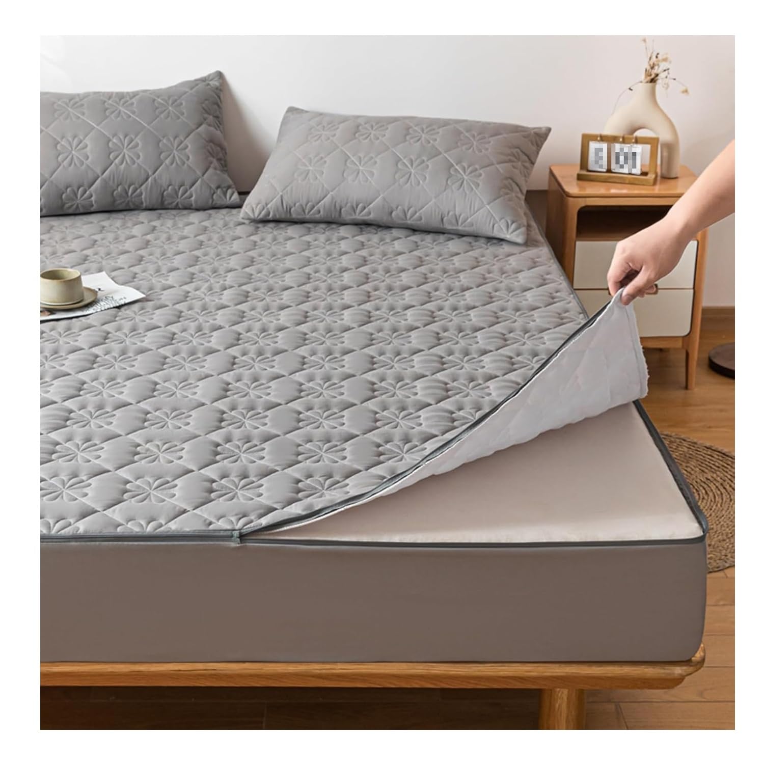 Housse de matelas grise avec taies pour rénover un lit de chambre d'amis