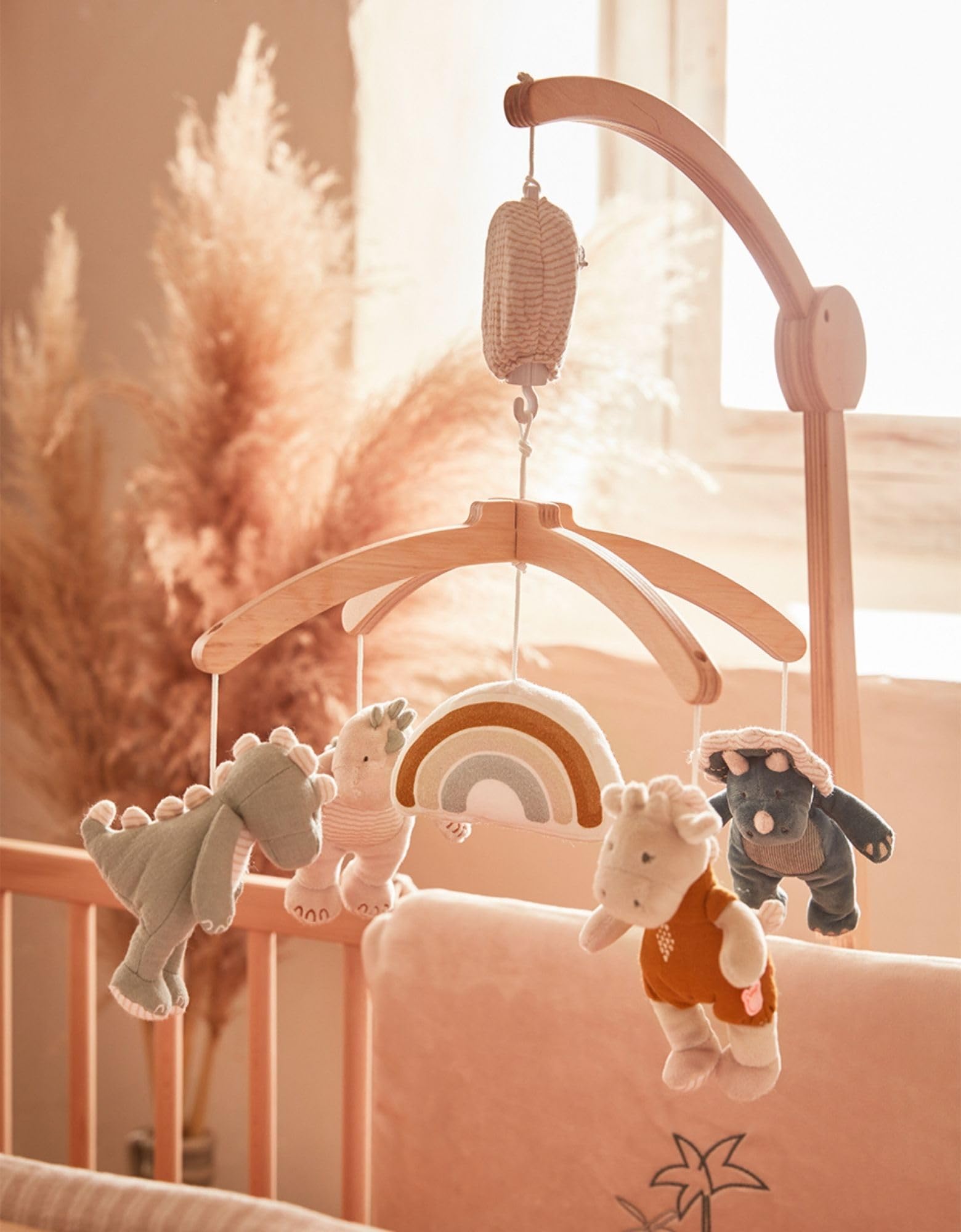 NOUKIE’S - Mobile musical en bois - Tiga, Stegi & Ops - Rotation automatique sans piles - Compatible avec berceau, lit à barreaux et parc - Idéal dès la naissance pour apaiser et endormir bébé
