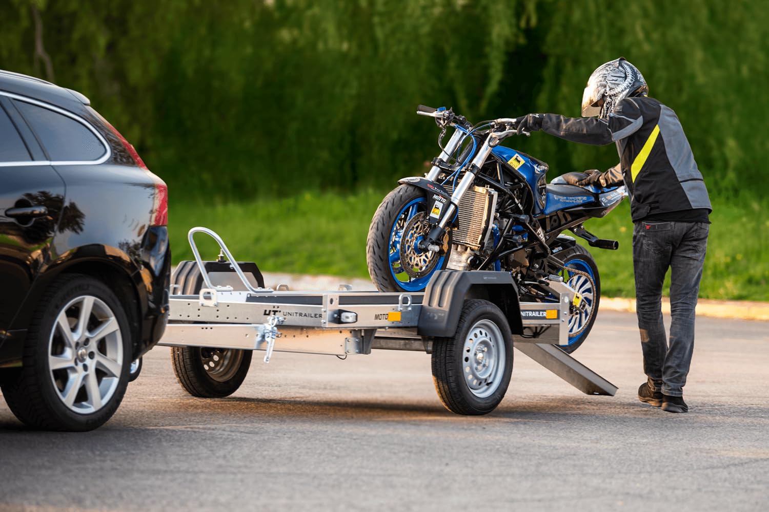 UNITRAILER Moto 1 Motorradanhänger ungebremst bis 750 kg | Verzinkter Stahlrahmen mit Sperrholzboden. Für den sicheren Transport von einem Motorrad oder Roller bis 220 cm Länge.