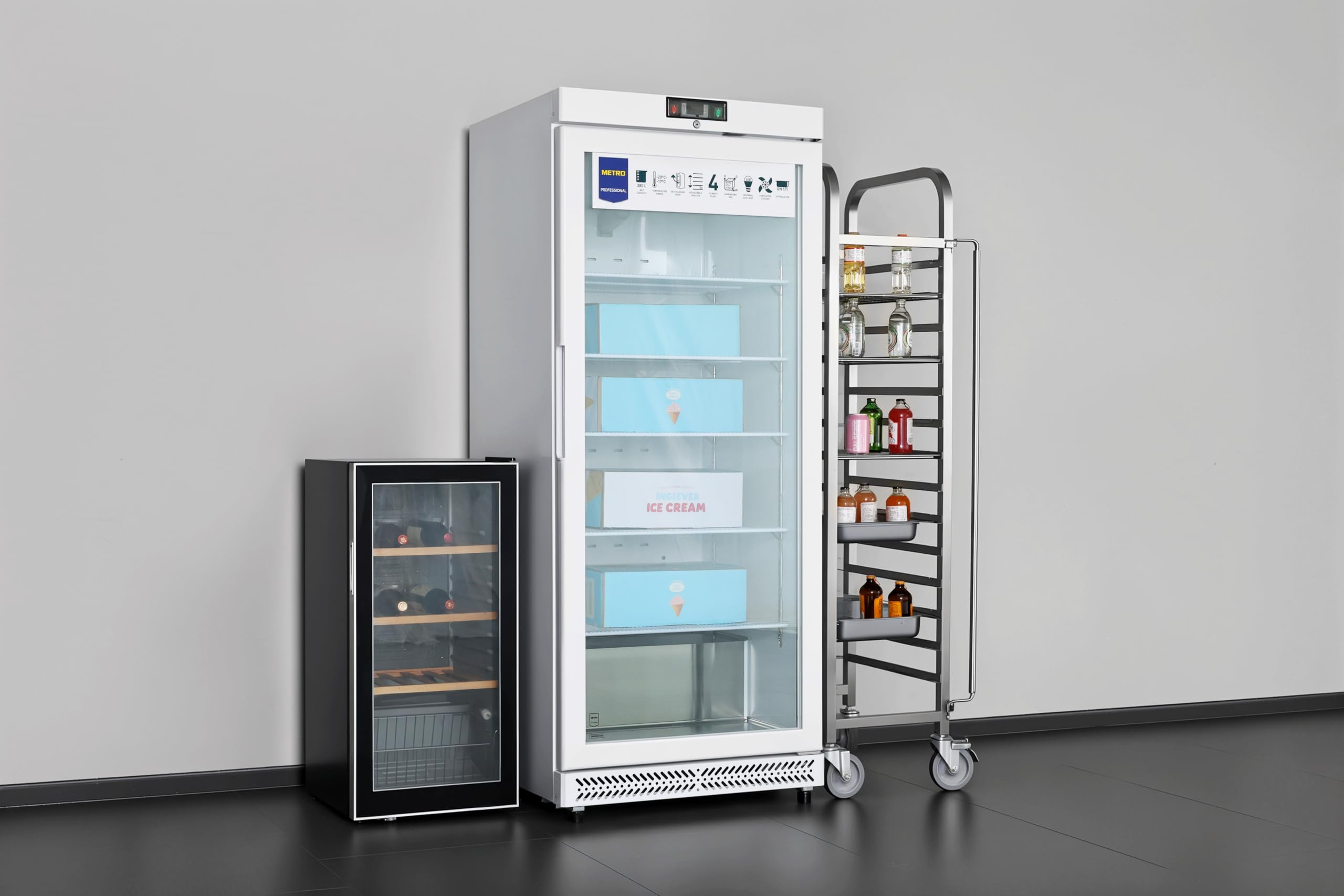 METRO Professional Congelatore con Porta in Vetro GFR6600G, 380L, 5 Ripiani, Illuminazione LED, Serratura, 2 Ruote, Bianco