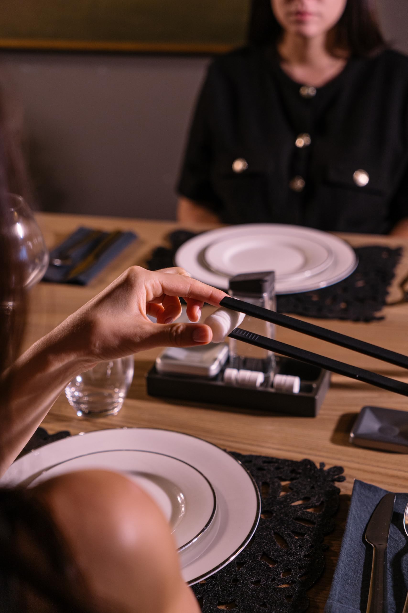 Napkin CREHO Set da tavola Professionale - Set da tavola in Legno AntiGraffio, Composto da Due ampolle in Vetro e Quattro vaschette in Alluminio, per prendersi Cura degli Ospiti.