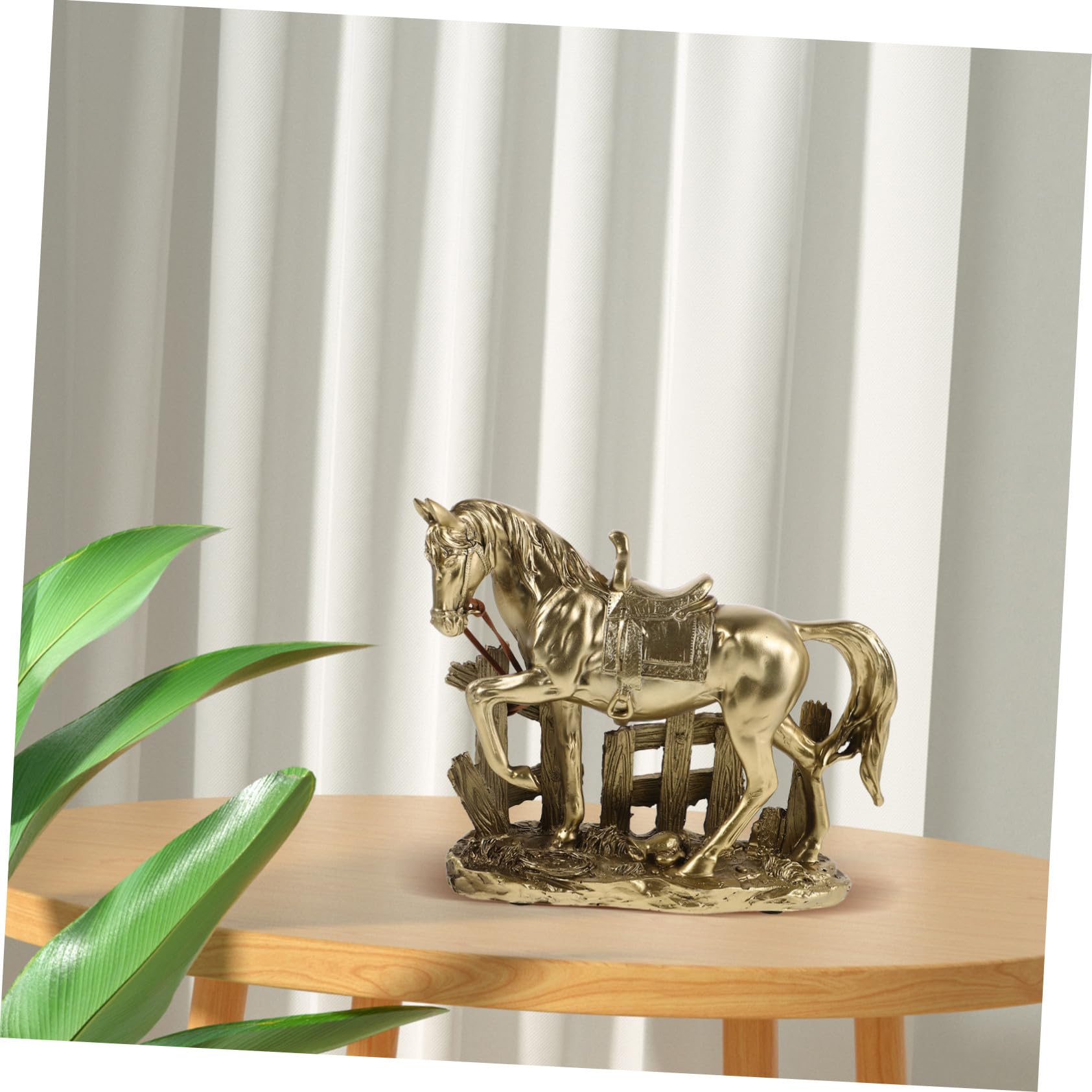 Stehende Pferdestatue aus Kunstharz als Goldene Deko
