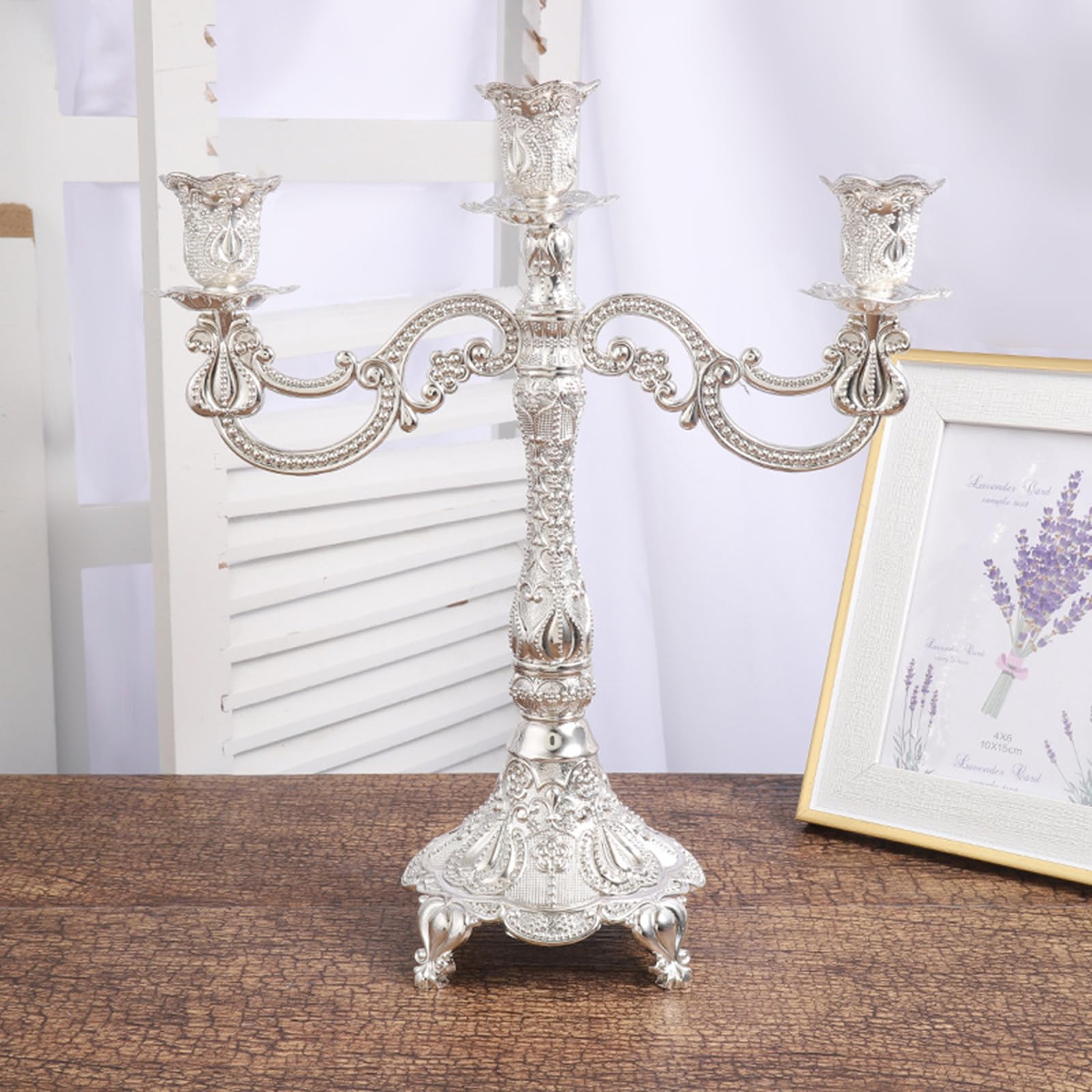 Luxueux candélabre en métal doré avec sculptures florales pour centres de table de mariage et décoration d'intérieur
