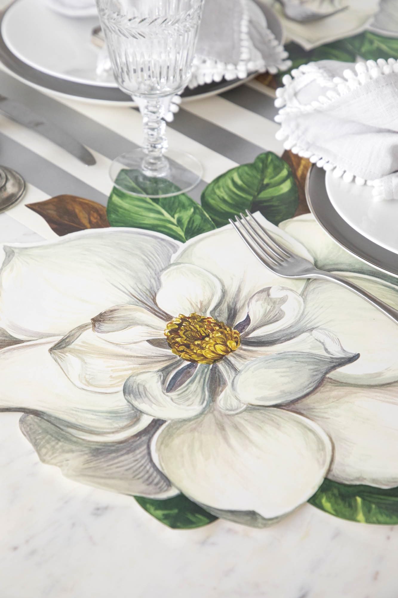 Amazon｜ダイニングテーブル用フローラルペーパープレースマット