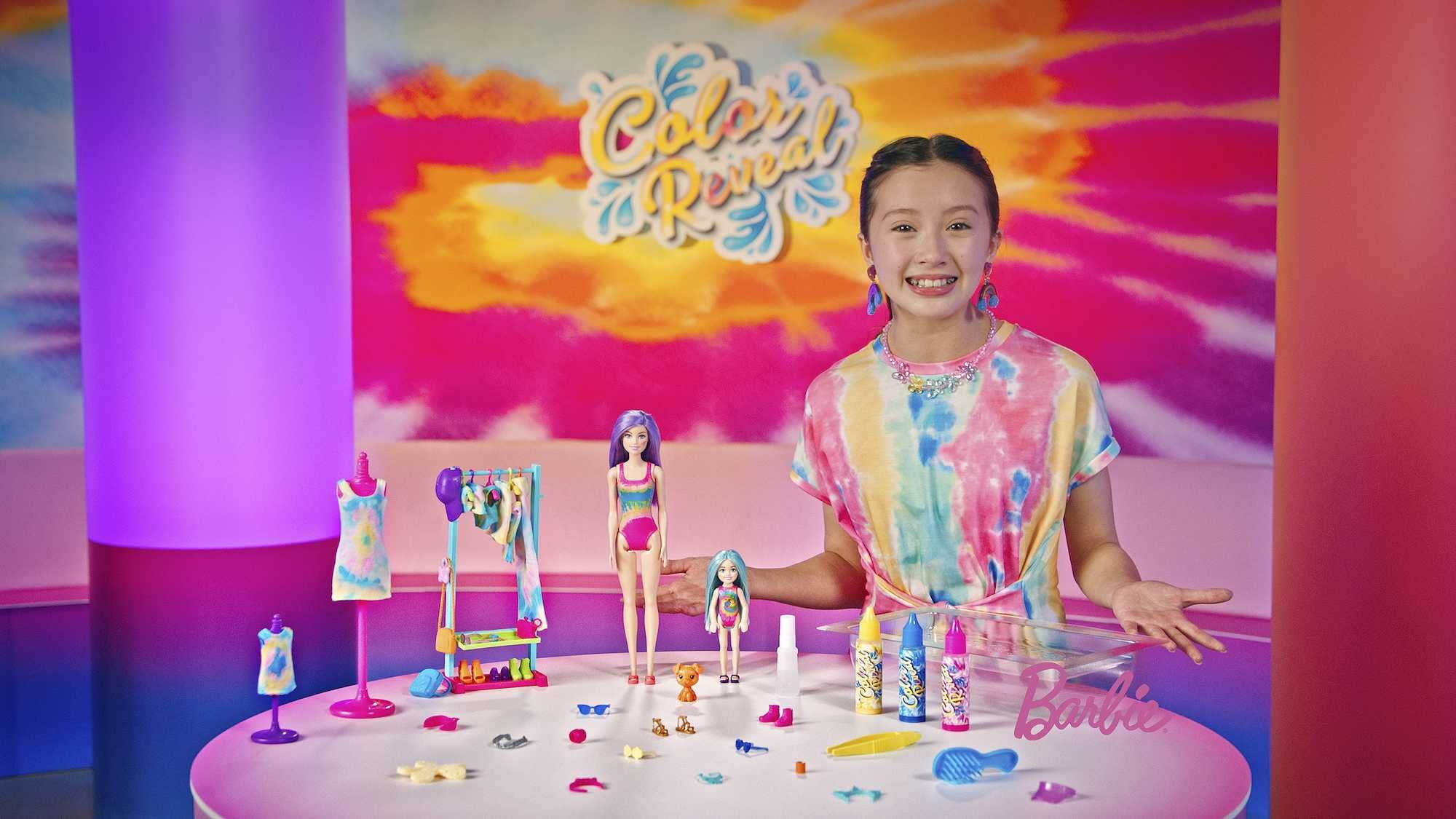 Barbie - Zestaw prezentowy Color Reveal Neon Tie-Dye - Zestaw do farbowania ubranek z lalką Barbie Color Reveal, lalką Chelsea i zwierzątkiem - Akcesoria i ubranka do farbowania, HCD29