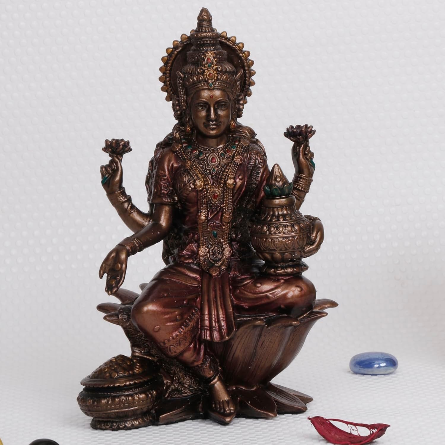 Godin Lakshmi Beeldt De Klok Uit Op Het Kunstgebouw Deco Lakshmi Stock