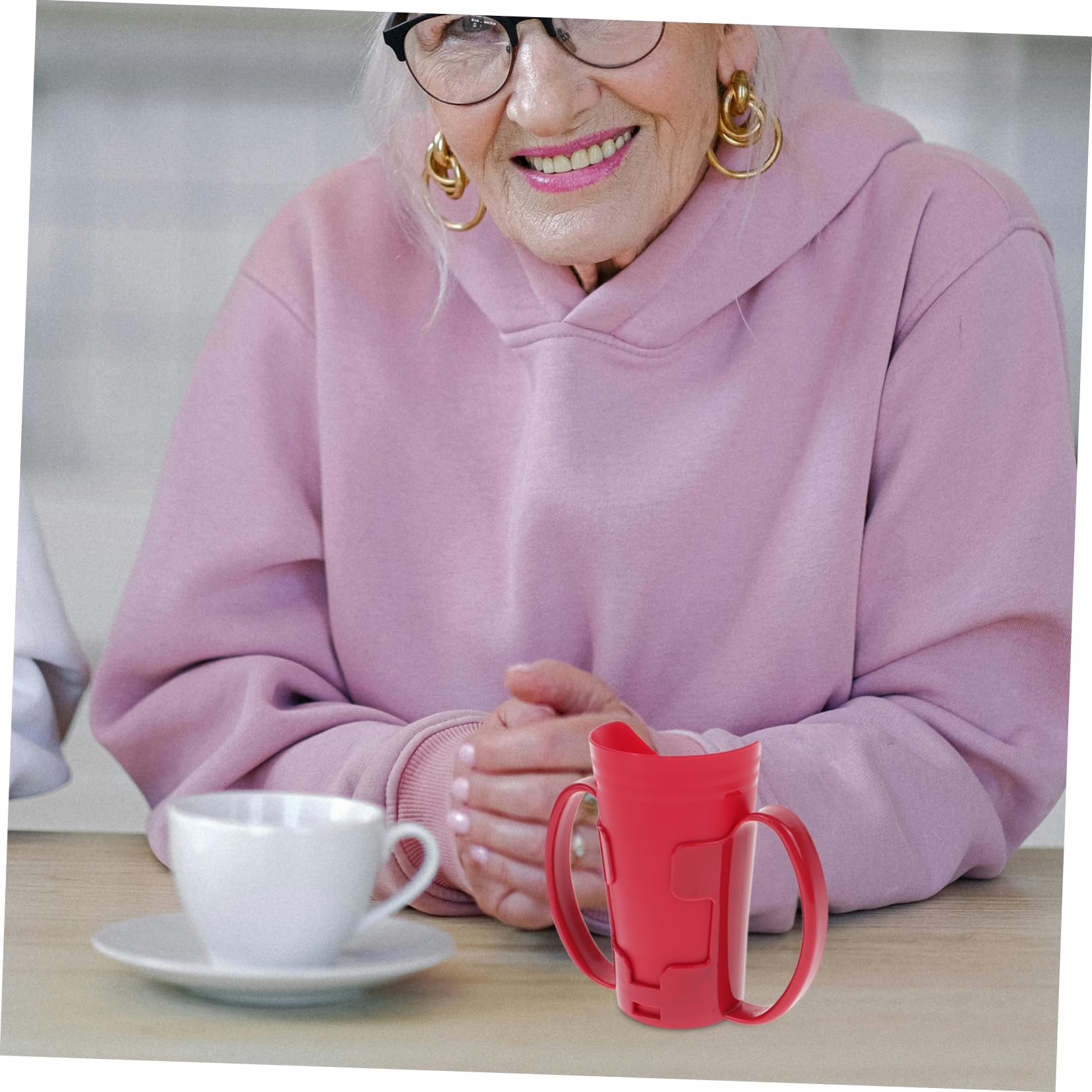 Vaso Boca Inclinada para Adultos Mayores Rojo para Beber de Plástico