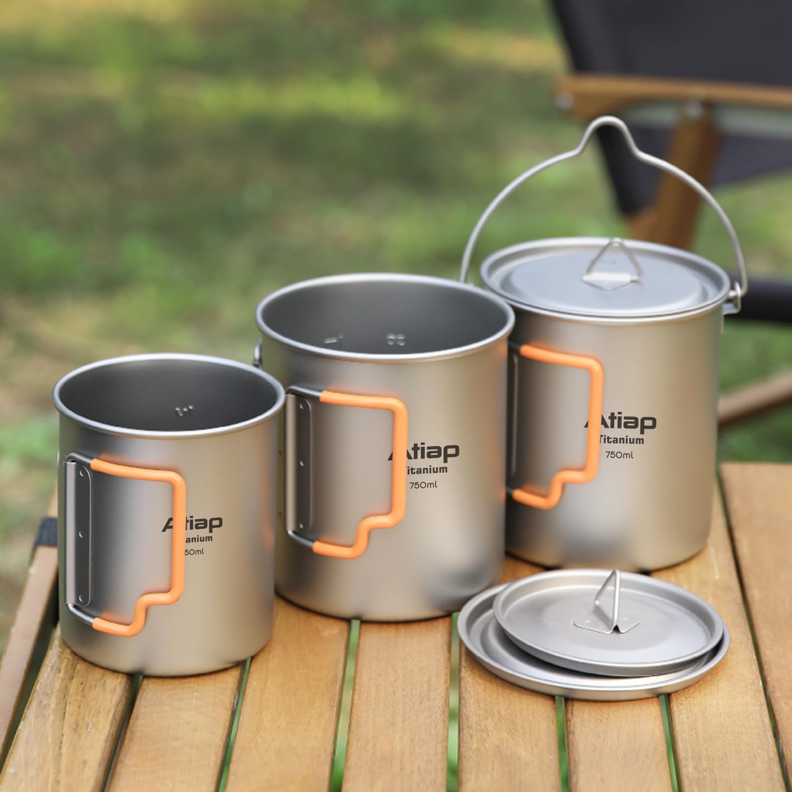 Tasse de camping portable en titane ultra légère avec couvercle et poignée pliable en plastique, portable et légère pour le camping, la randonnée, la randonnée (450 ml)