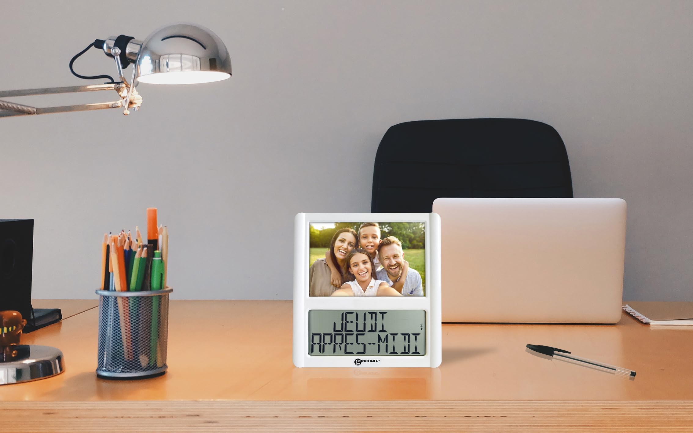 Horloge Calendrier Numérique et Son Cadre Photo Personnalisable - La Viso5 de Geemarc avec Réglage Automatique de l’Heure pour Les Personnes Âgées - Fonctionne sur Pile - sans Rétroéclairage