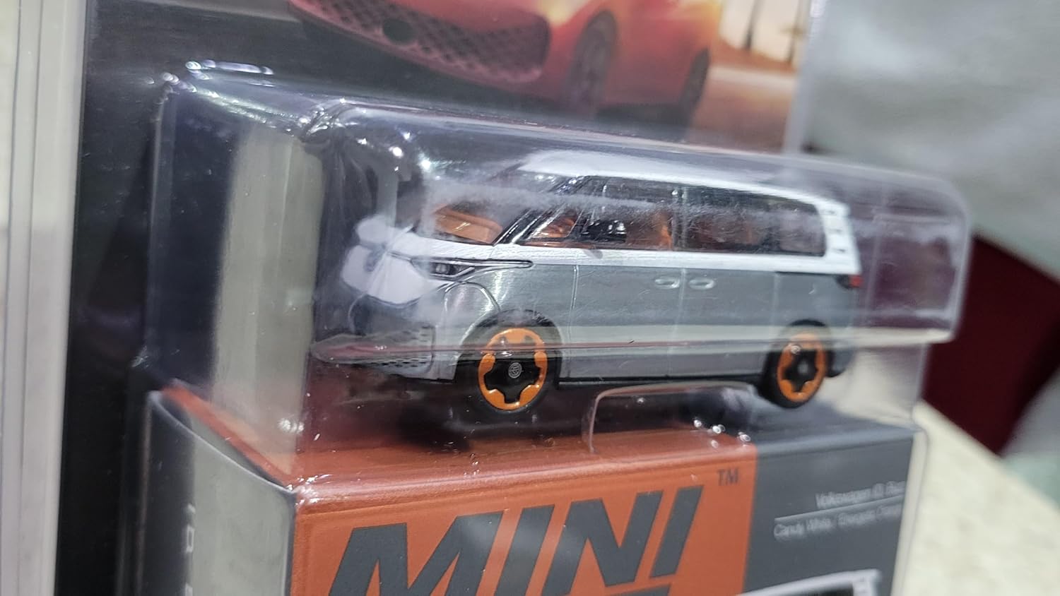 Mini GT Chase Volkswagen ID. Buzz Candy White/Energetic Orange MGT01061