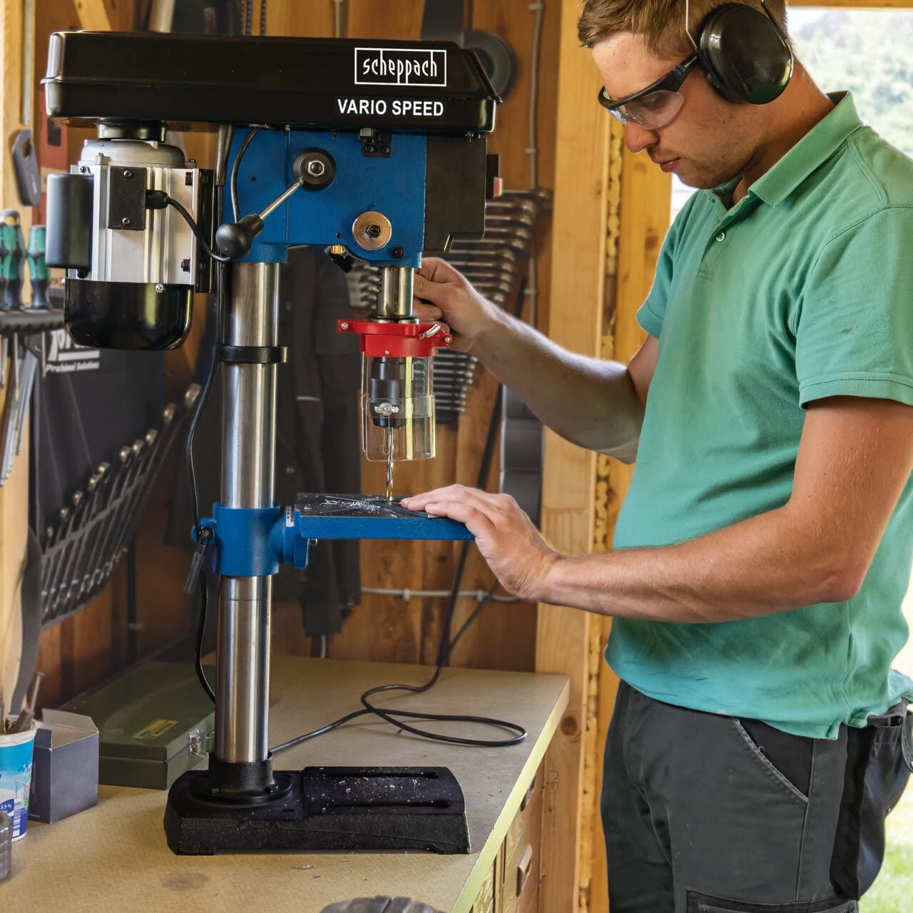Scheppach Perceuse professionnelle à colonne DP19Vario | Perceuse d'établi | Vitesse variable | Mandrin 1,5 à 16mm | 550W | pour bois, métal et plastique | Laser & affichage de la vitesse de rotation