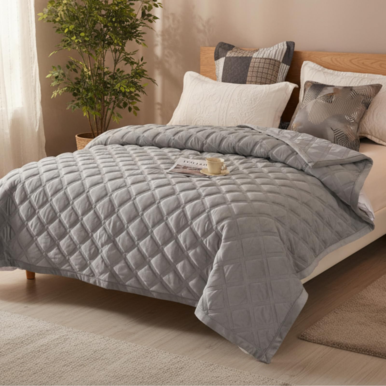 SHANNA Quilt Bettüberwurf 3-teilige Set: Ganzjahres-Ultraweiche Mikrofaser Kuschel-Steppdecke Kingsize 220 x 240 cm Komfort Set mit 2 Kopfkissenbezügen 50 x 70 cm, maschinenwaschbar (Hellgrau-B)