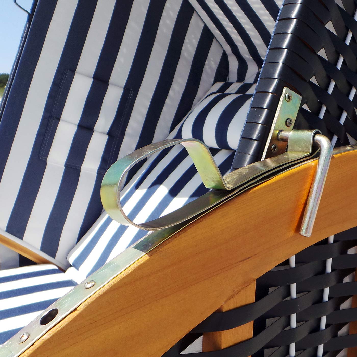 Swing & Harmonie LED - Strandkorb XXL - 118cm inkl. Abdeckcover Luxus Volllieger mit Solarmodul Ostsee Sonneninsel Rattan Möbel Polyrattan (grau/weiß - nadelstreifen)