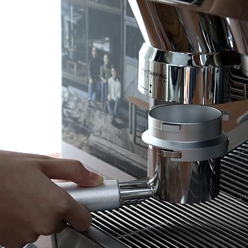 Miniatura 6 de Aleación 2.008 in Portafilter sin fondo manos libres embudo dosificador compatible con Delonghi 9 Series EC9335966591559355 Patrón de cuadros Acero