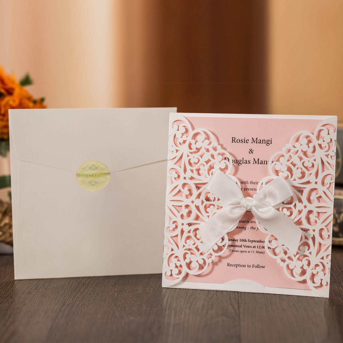 WISHMADE 50x białe i różowe kwadratowe zaproszenie ślubne Laserowo wycinane kartki z koronkową kokardką rękawami na baby shower, urodziny, koperty, uszczelki (50 sztuk)