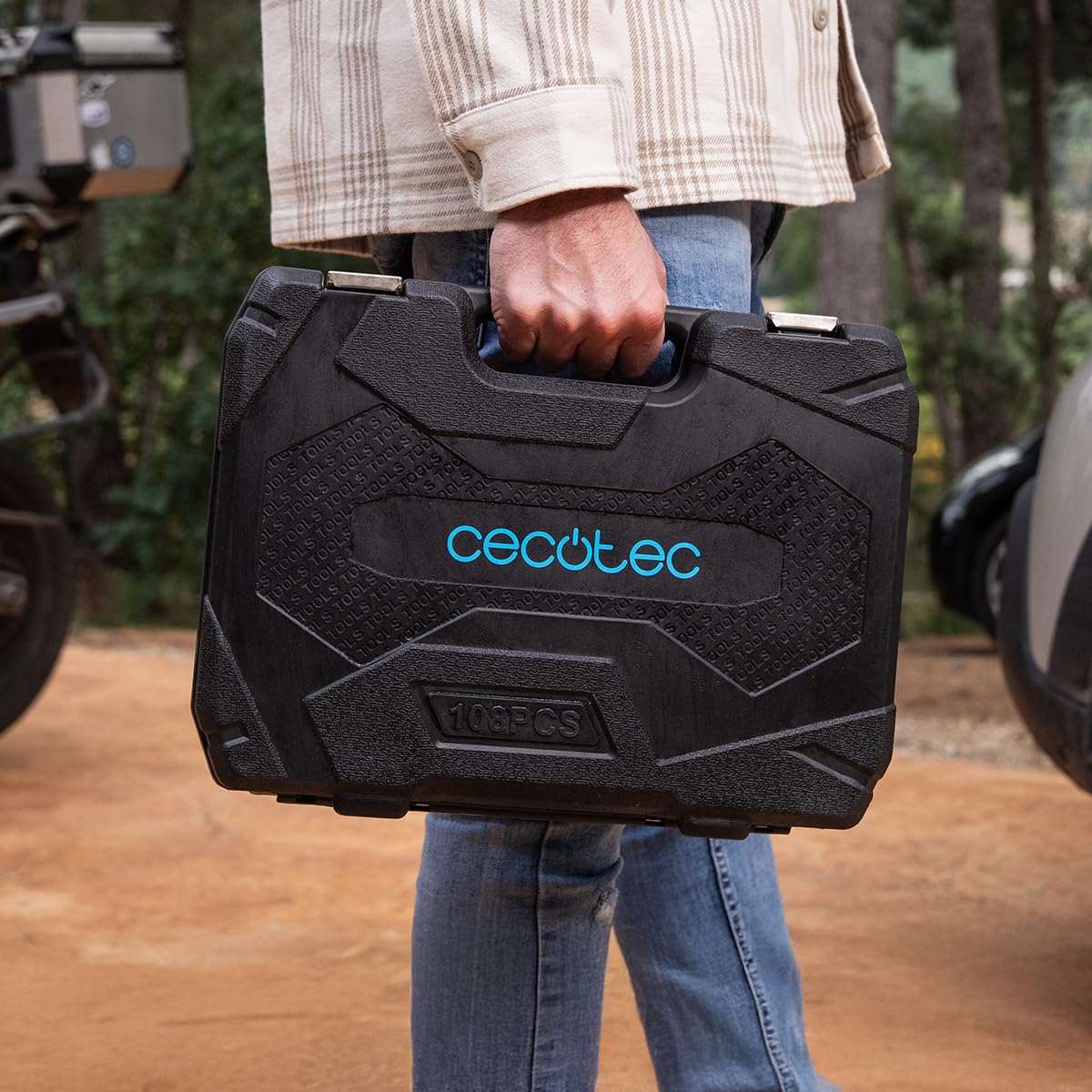 Cecotec Valigetta Porta Attrezzi 108 Pezzi ToolBox KRK 4200. 2 Cricchetti 72 Denti, Bussole CR-V, Punte Acciaio S2, Bussole per Cerchi, 2 Fibbie Metalliche, Ottieni Sempre Risultati Molto Eccellenti