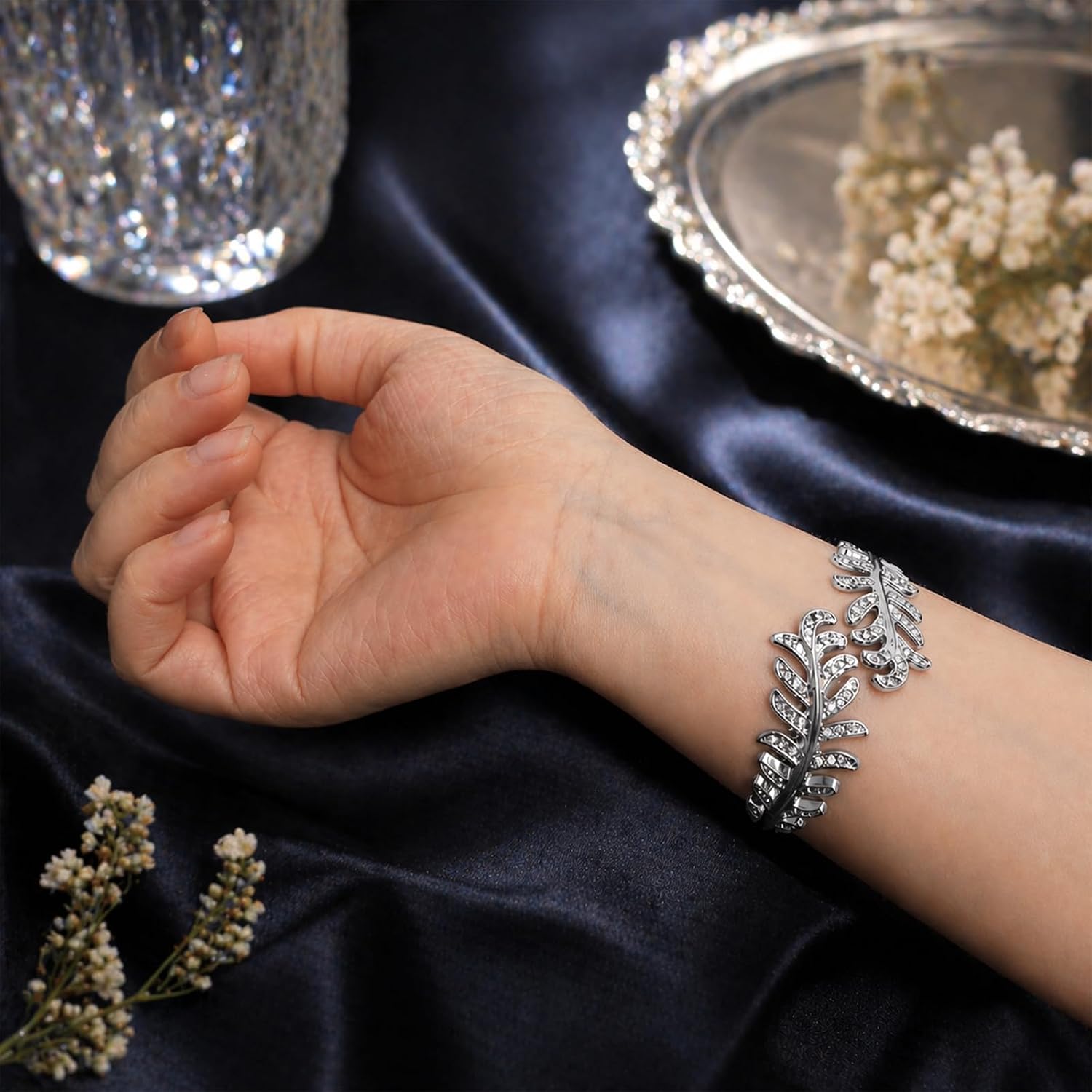 Curtain Tiebacks 2Pcs Curtain Ties Crystal Rhinestone Leaf Curtain Tie Backs Premium Alloy Spring Curtain Clips No Drilling Curtain Ties for Modern Luxury French Nordic Home Decor Curtain Holdbacks