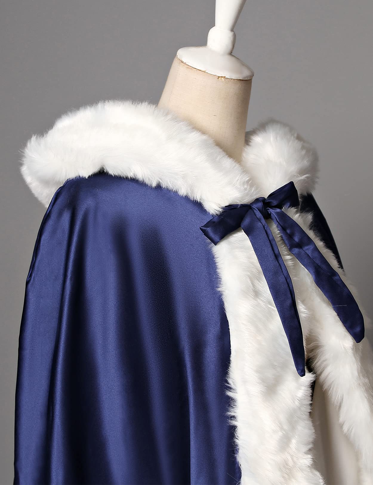 BEAUTELICATE Umhang Damen Mit Kapuze Cape Hochzeit Braut Winter Mit Pelzbesatz in Voller Länge Mehrere Farben FREIER Hand MUFF