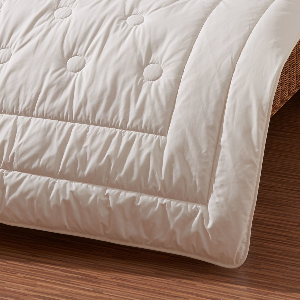 Traumschlaf Merino Zirbendecke Leicht – Sommerbettdecke mit Schurwolle & Zirbenholzspänen – Naturdecke aus KBT Wolle, Baumwollbezug – Made in Germany – 135x200 cm