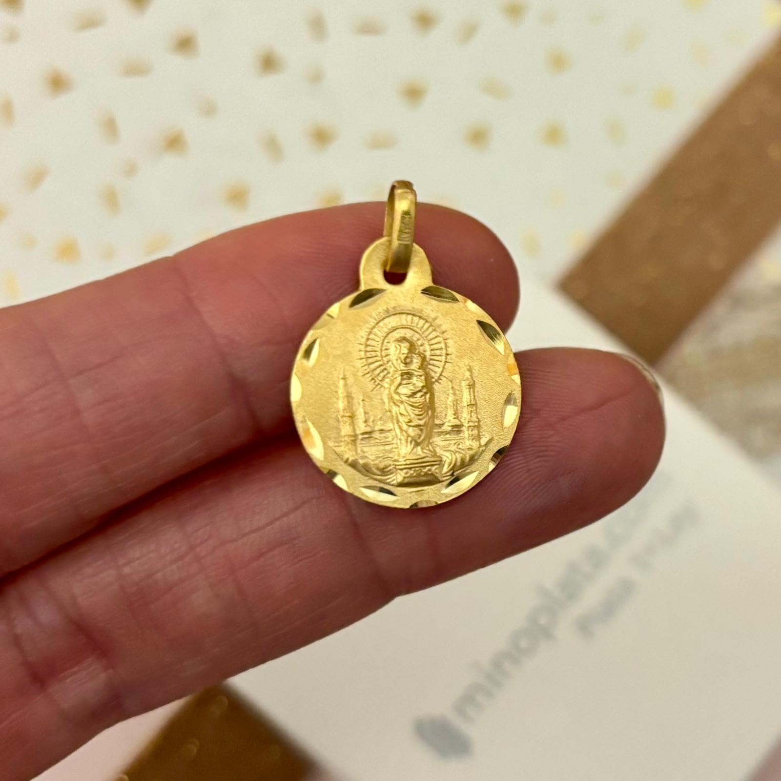 Medalla Religiosa Virgen del Pilar, Plata de Ley 925 Chapada en Oro, 17mm, Circular, Borde Tallado, con Argolla