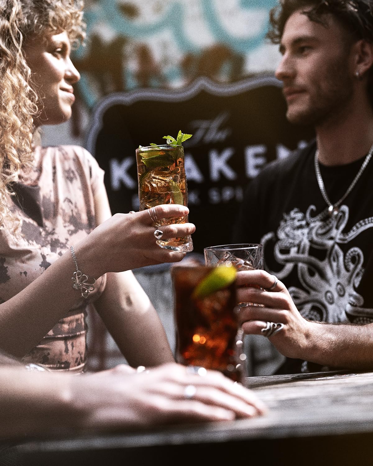 The Kraken 100cl - Rum nero speziato: canna da zucchero, rum caraibici scuri e 13 spezie. 40% vol.