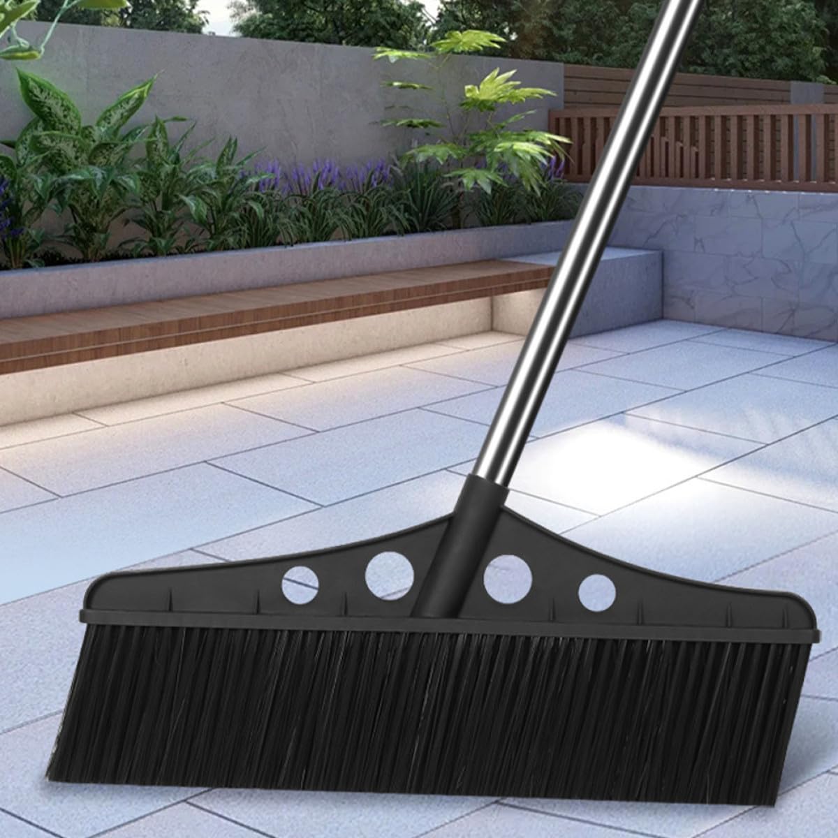 Healvian Scopa a Spinta da Giardino Nera con Manico in Acciaio Inox e Setole in Nylon, Spazzatrice Robusta per Esterni e Patio, Pulizia Efficiente di Cortili, Garage e Terrazze