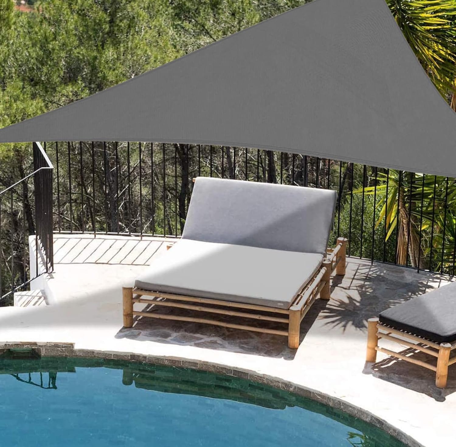 Voile d'ombrage pour aménager un coin salon de jardin moderne et frais