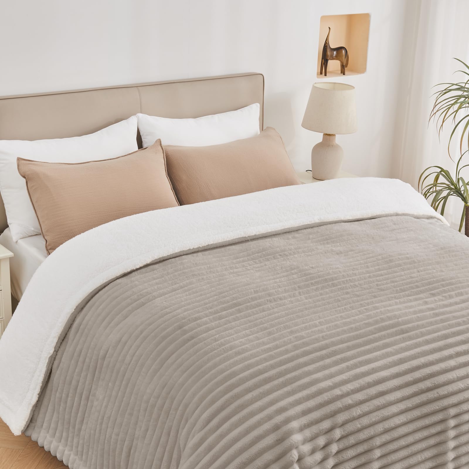 Vielit Sherpa - Manta gruesa y mullida (220 x 240 cm, tamaño XXL, manta de pana extrasuave, manta para sofá o para el salón y el sofá), color beige