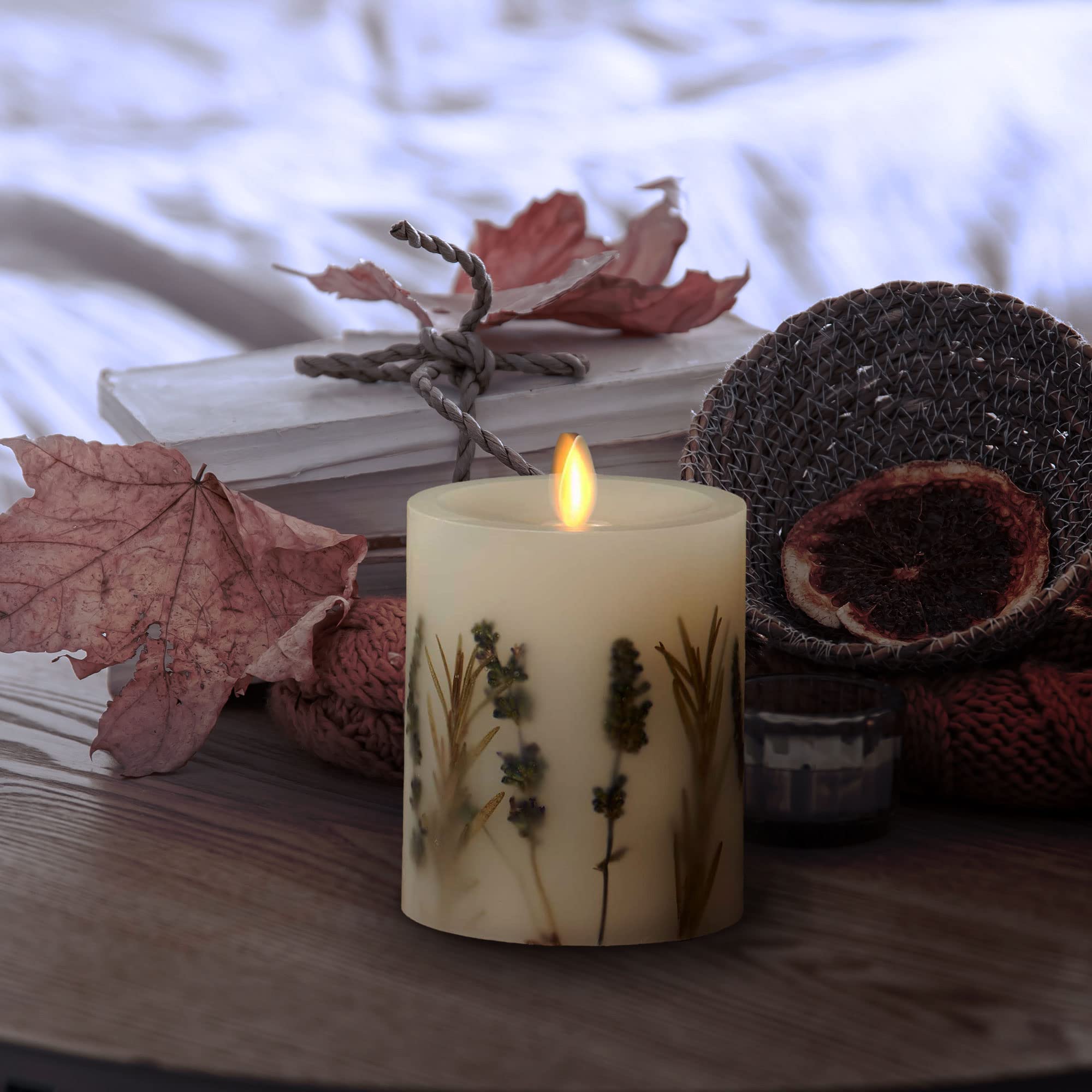 Luminara Candela artificiale realistica a forma di fiamma mobile con inclusione di lavanda e rosmarino, luci LED a batteria a forma di fiamma mobile, pronta per il telecomando, venduto separatamente