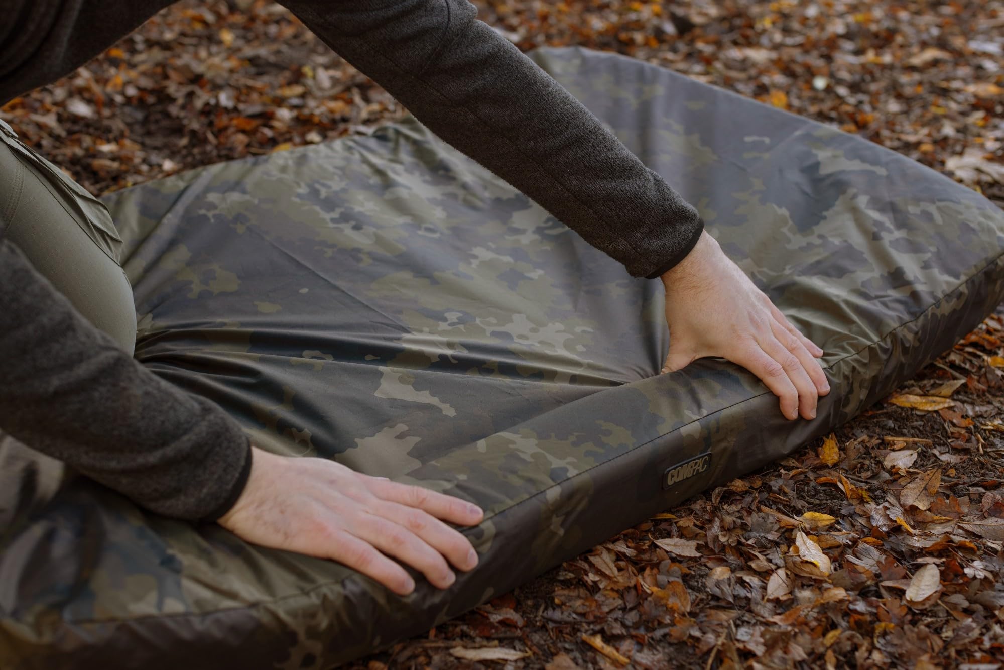 Korda Compac Flat Mat 120x75x8cm Dark Kamo, Karpfen Abhakmatte mit Hochdichtem Schaum, Wasserabweisend, Fischfreundliches Material, inkl. Tragebeutel und Erdungsschlaufen