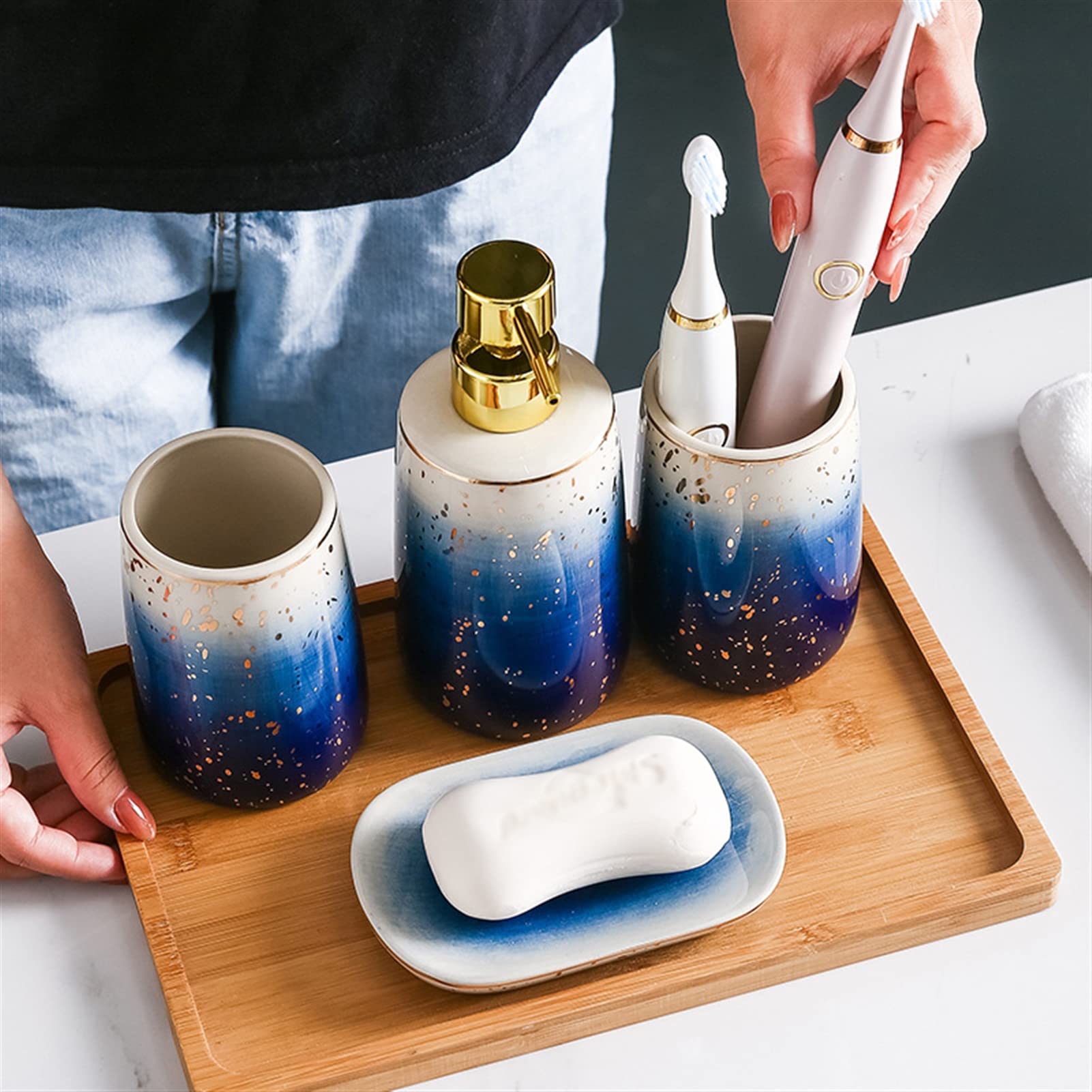 GIBZ Modernes Keramik 4-teiliges Badezimmer Zubehör Set Luxus Arbeitsplatten Zubehör Set Seifenschale, Zahnbürstenhalter, Seifenspender, Badezimmerbecher Blau