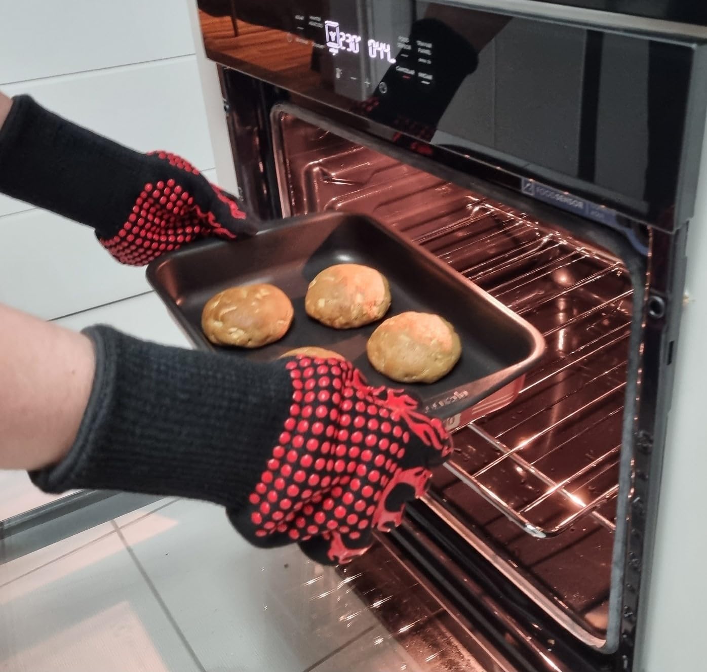 Kit 2 Luvas Térmicas para Forno Protege Mãos Punho Suporta alta temperatura Luva De Churrasqueiro Até 600ºC De 10 a 15 Segundos 31 cm (2) Kit 2 Luvas Térmicas para Forno Protege Mãos Punho Suporta alta temperatura Luva De Churrasqueiro Até 600ºC De 10 a 15 Segundos 31 cm (2)