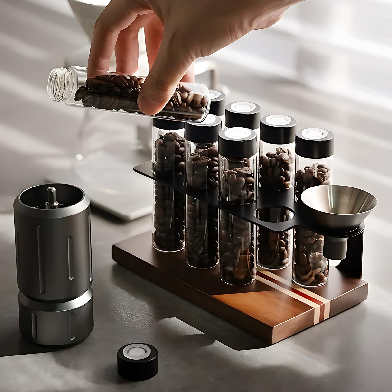 Kaffeebohnen Behälter 8 Tuben Walnuss Ständer Trichter Einzeldosis Schwarz | Espressobohnen Aufbewahrung Kaffeedose Set Portionierer Glas Röhrchen Holz Halter Dose Frischhalteventil Barista Geschenk