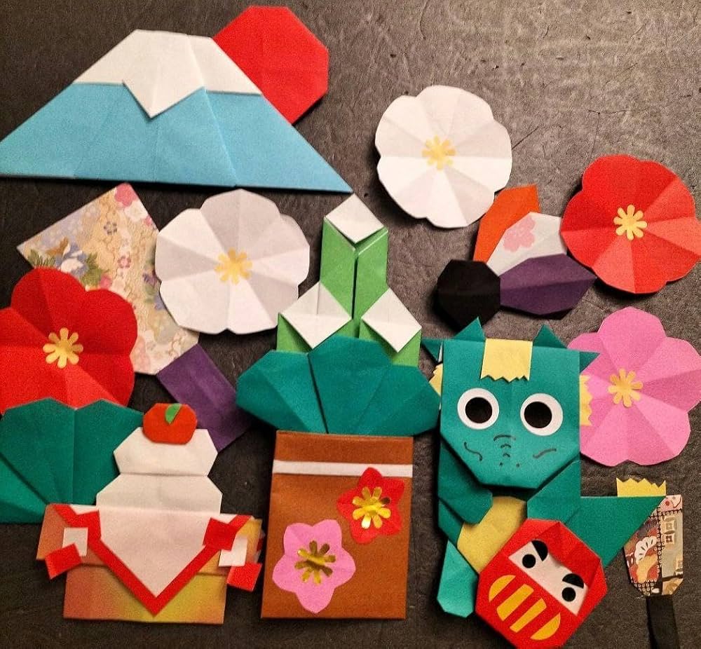 ハンドメイド折り紙　製作パーツ　壁面飾り　お正月　干支　富士山とへびさん 折り紙】干支の巳の作り方（形をアレンジできます）お正月 - YouTube