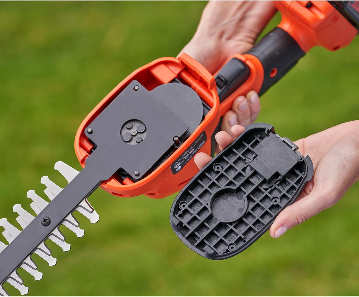 BLACK+DECKER BCSS18D1-QW 18V Lithium Battery 2Ah Shredder with Charger