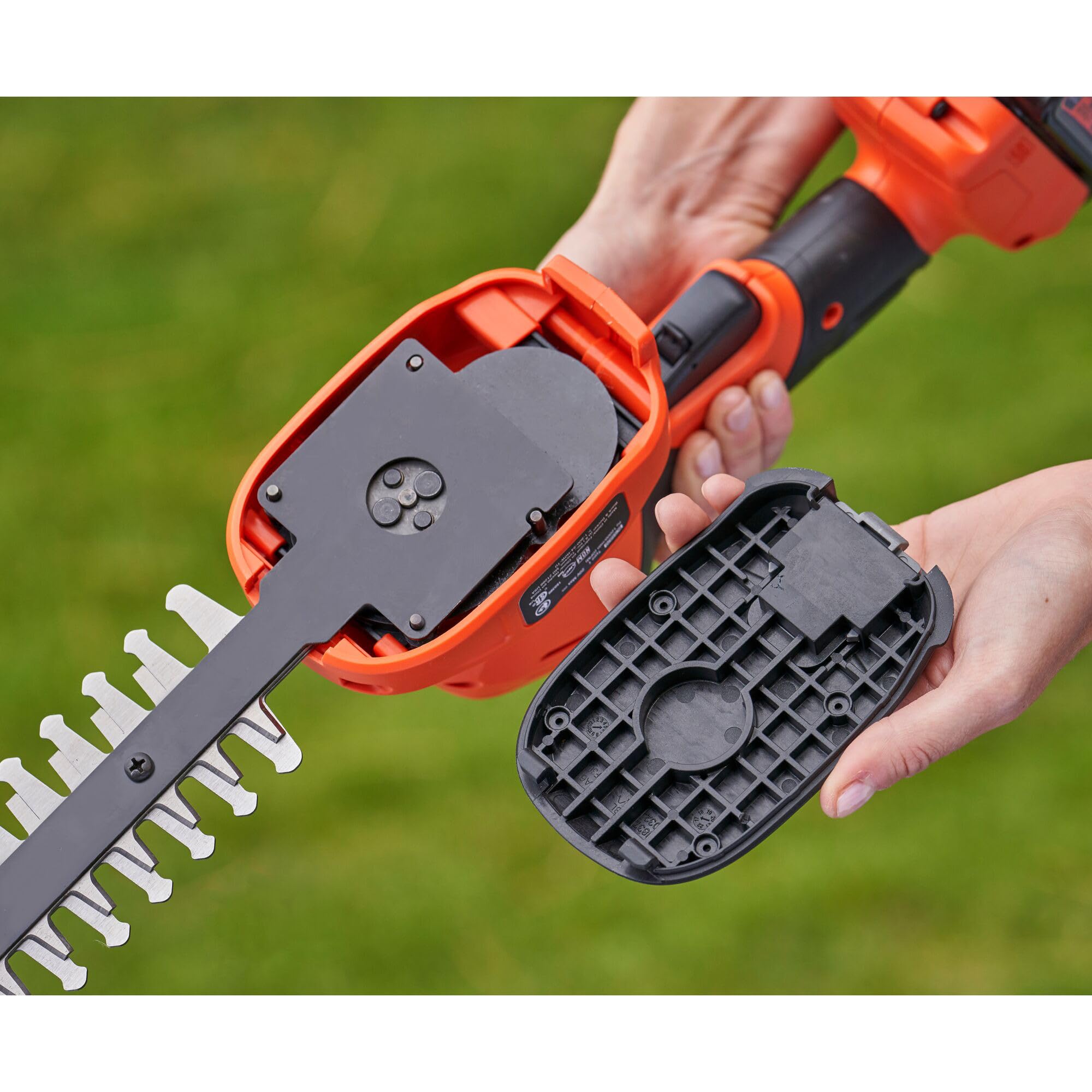 BLACK+DECKER Kit Tijera Cortacésped y Arreglasetos con Batería 18V 2Ah Litio, Cuchillas Intercambiables sin Herramientas, Autonomía 60min, Peso 840g, Incluye Cargador, BCSS18D1