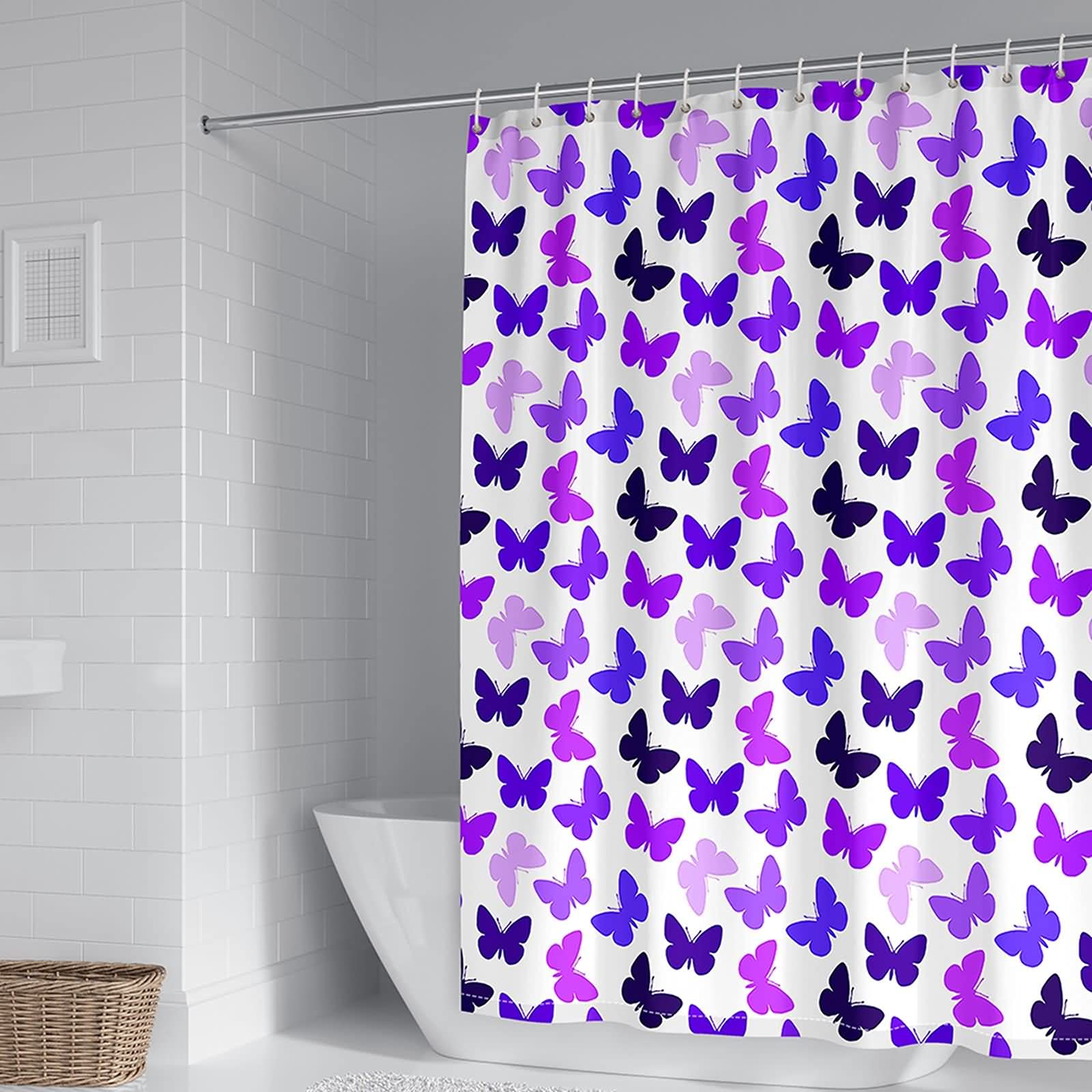 Rideau de douche papillons violet pour créer une ambiance spa relaxante