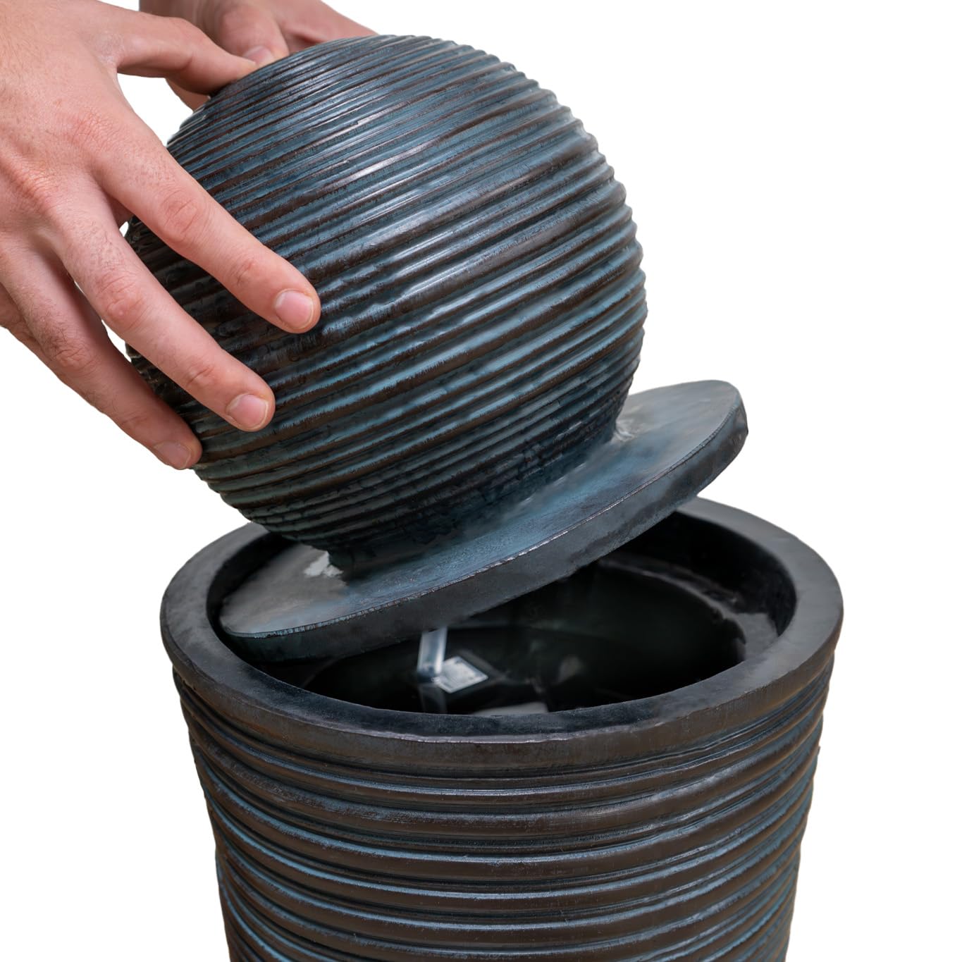 Fuente de Agua con Energía Solar de pie Bola Gris | 27x 27x 58,5 cm | Resina resistente a Intemperie | Estaca p/fijación | Panel Solar y Batería de Respaldo de hasta 6 hs | Cable de alimentación 7m