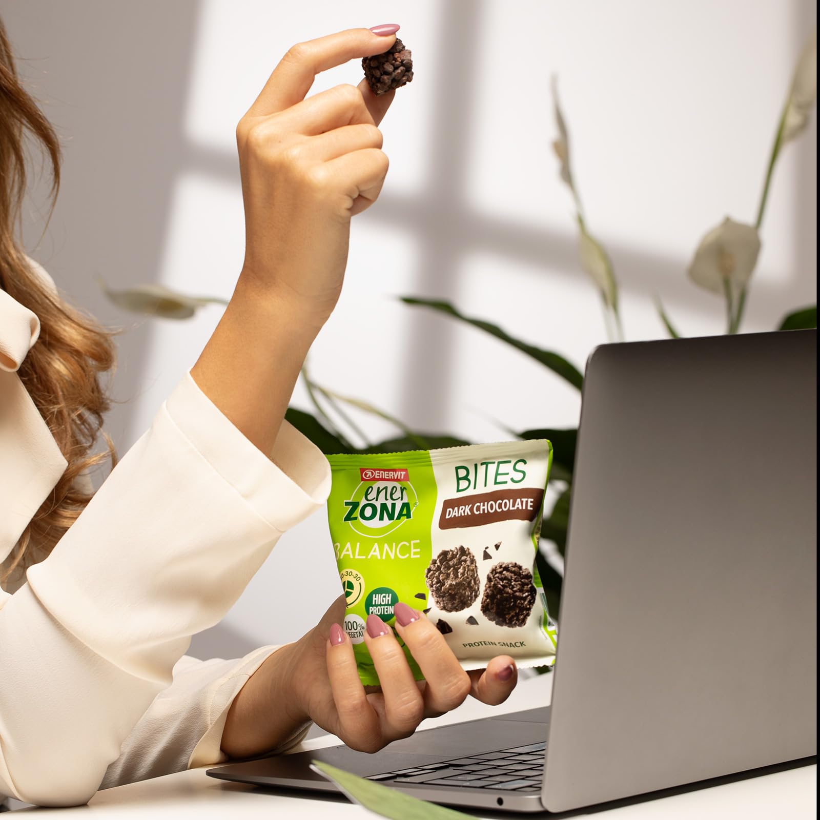 Enervit, Bites con Cioccolato al Latte, 5 Minipack da 24 Grammi, Porzioni Monodose, per Mantenere il Tono Muscolare, con Proteine della Soia e Fibre, 100% Vegetale, Senza Glutine e Olio di Palma