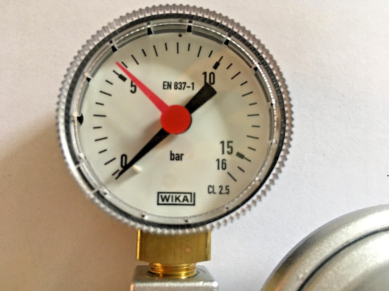 Druckminderer Druckregler 30 mbar mit Manometer 0,8 kg/h für Caravan Wohnmobil Wohnwagen mit Manometer PS 16 bar 2026