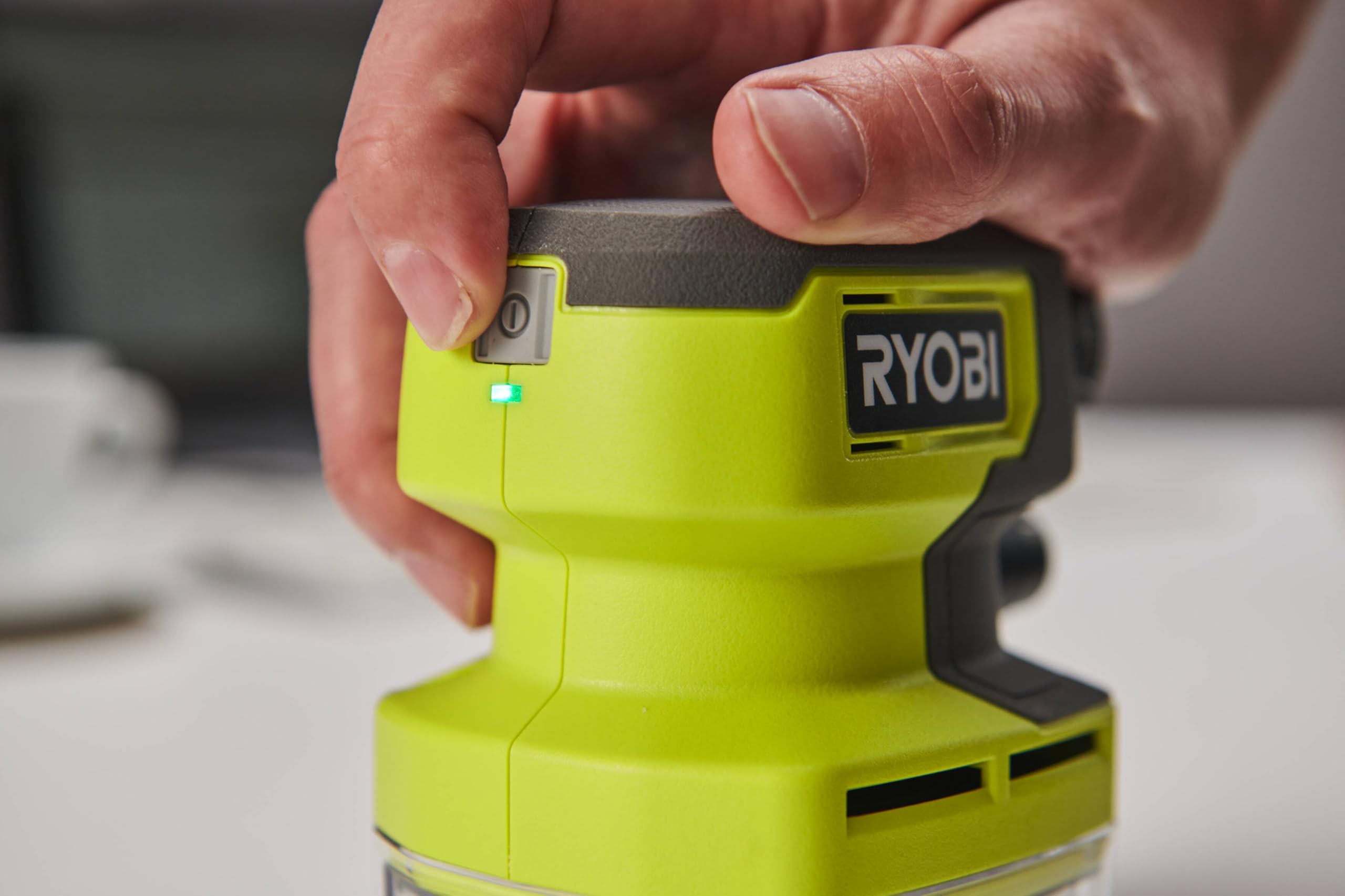 RYOBI - Aspirateur Compact 4V USB Lithium - 142 L/Min - pour Les Petits travaux de Nettoyage à la Maison, dans la Voiture ou dans l’Atelier - livrée avec 1 Batterie 3,0 Ah Son câble USB-C