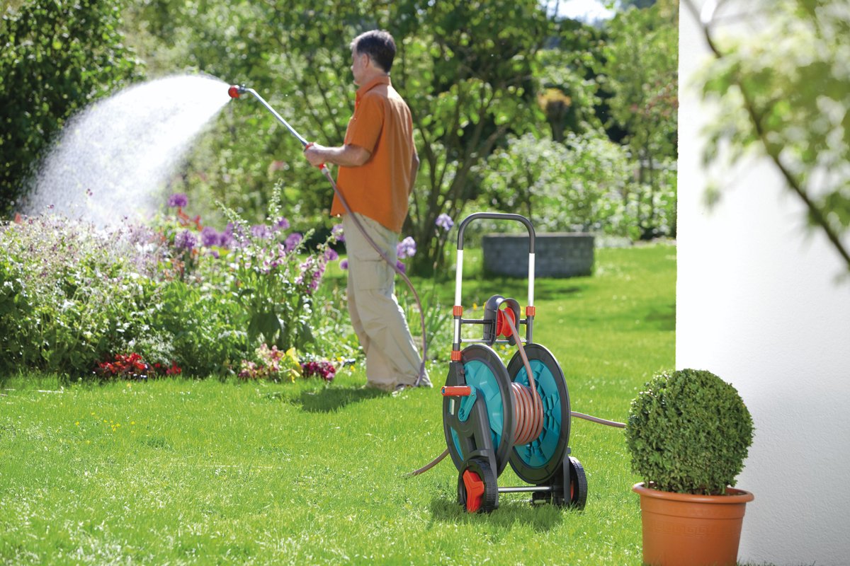 Gardena 8006-20 Classic Schlauchwagen 100 HG; mit Schlauchführung; Nachtropfstop; Anschluss im Innenteil der Schlauchtrommel (ohne Schlauchl; Maximale Kapazität 100 m 1/2", 80 m 5/8", 50 m 3/4")