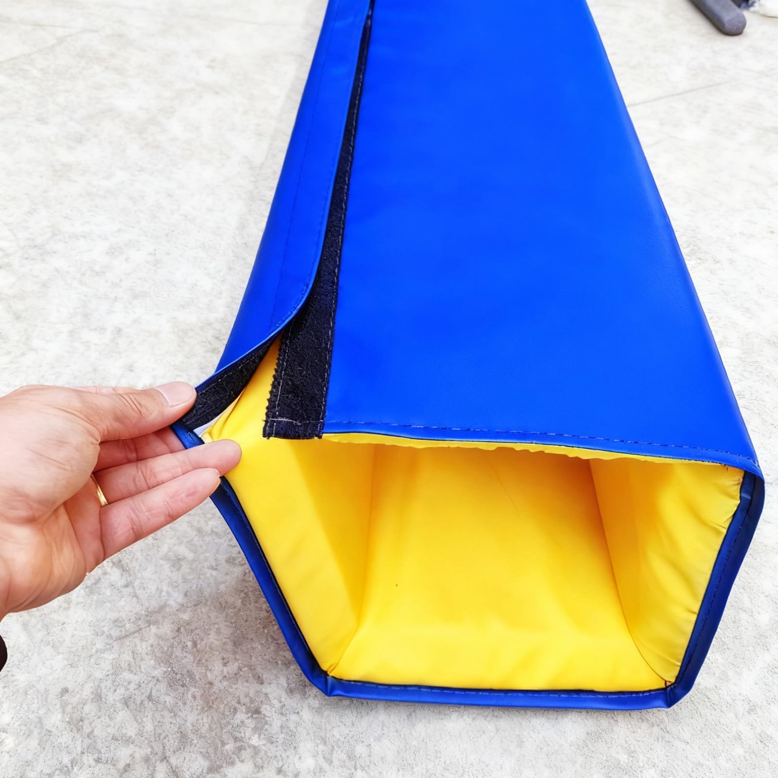 Couvre-tuyau universel de protection pour garage et sous-sol