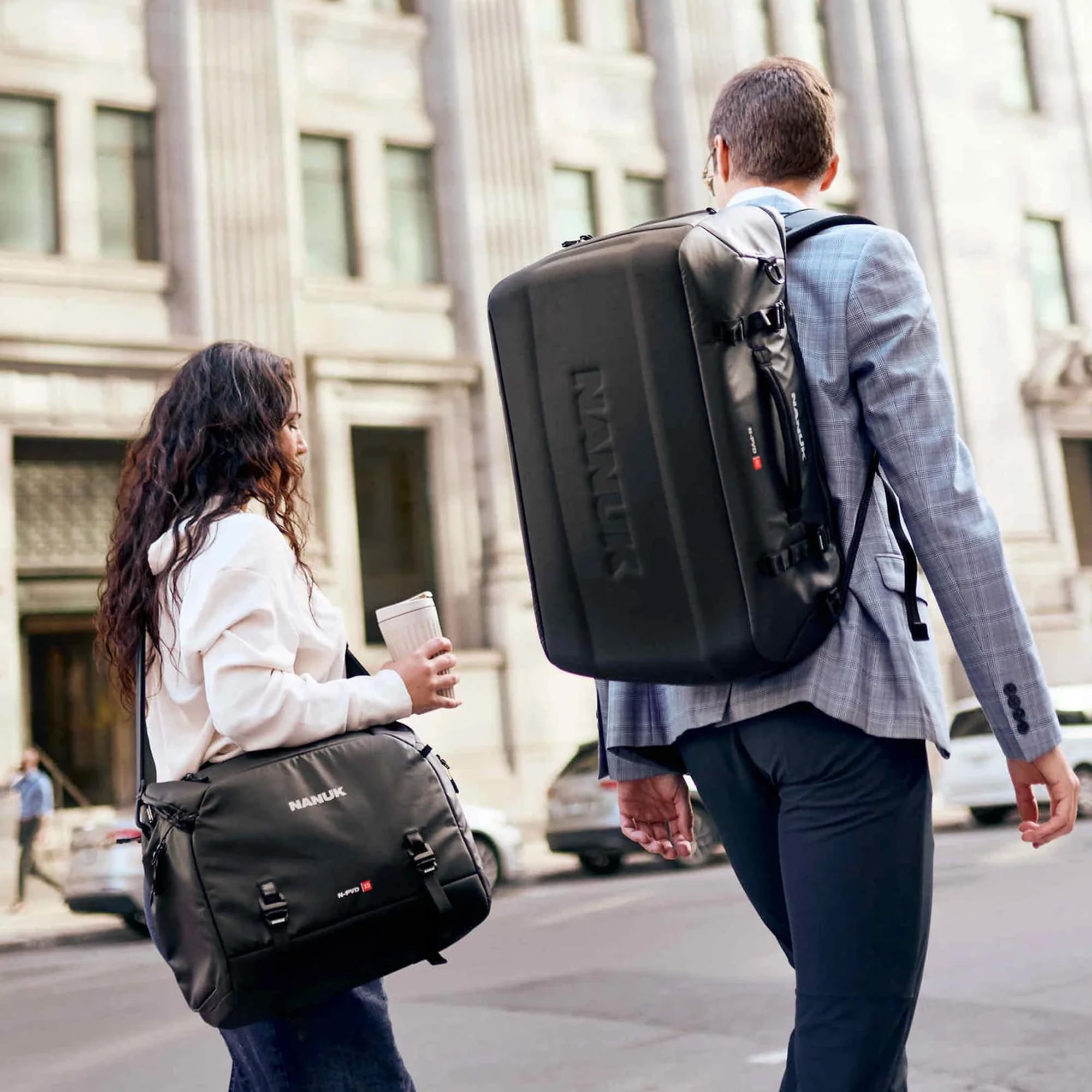 NANUK N-PVD 40L - Zaino da viaggio rigido con supporto per treppiede, in grado di contenere diverse fotocamere, obiettivi di grandi dimensioni e un computer portatile da 16" e oltre