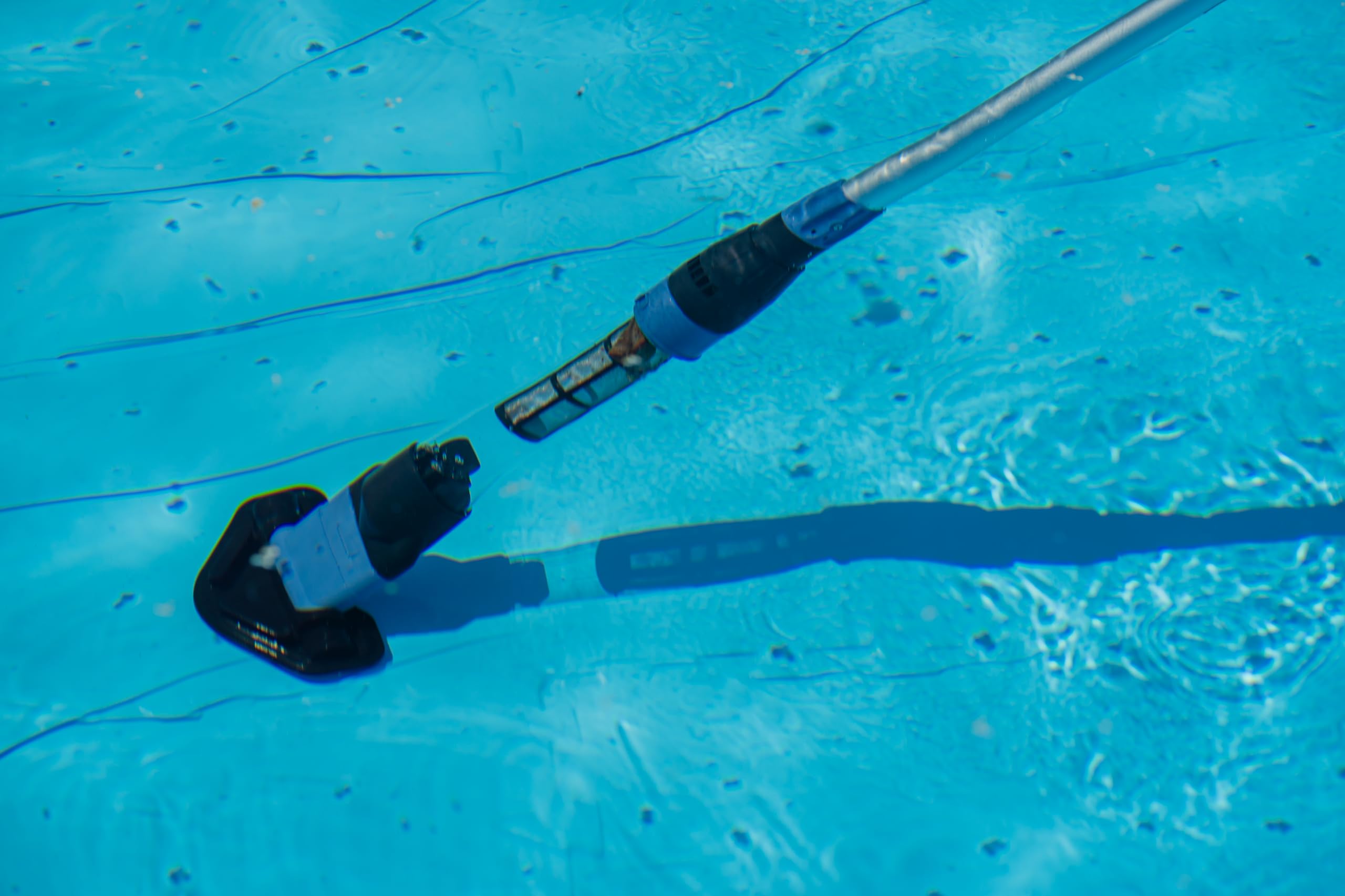T.I.P. Sweep 2000 30445 - Aspiratore per Piscina a Batteria (9 Watt, 24 l/min, autonomia 50 min, Asta telescopica Max. 2,1 m, Due spazzole, rimozione mirata di Particelle di Sporco)