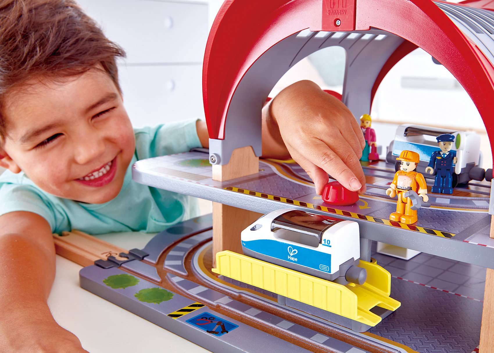 Jouet Hape Grande Gare Urbaine pour Circuit Train Bois - 45 Pièces - Compatible Circuits Traditionnels