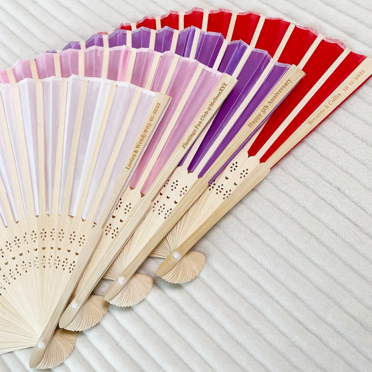 Ventaglio pieghevole con incisione personalizzata, regalo di nozze per gli ospiti, logo personalizzato, regali per feste di compleanno, con sacchetto in organza (50 pezzi)