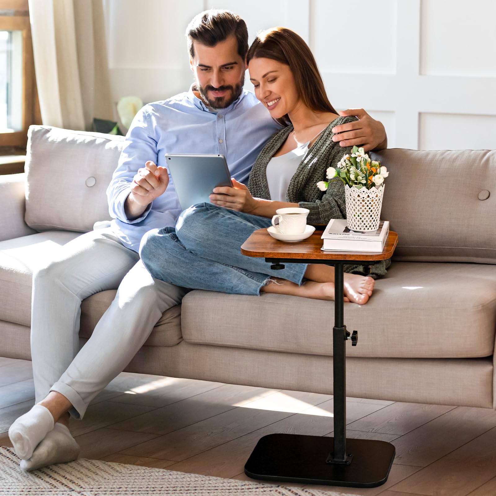 Table d'appoint en C réglable en Hauteur pour canapé,avec Fente pour téléphone et Tablette,lit, Coin Lecture, Table d'appoint en Forme de C pour canapé, Plateau TV Rotatif à 360 ° (Walnut)